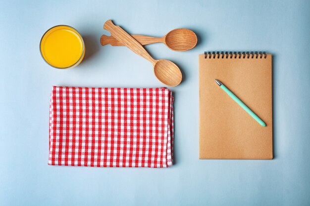 Samenstelling met handdoek en keukengerei op kleuroppervlak