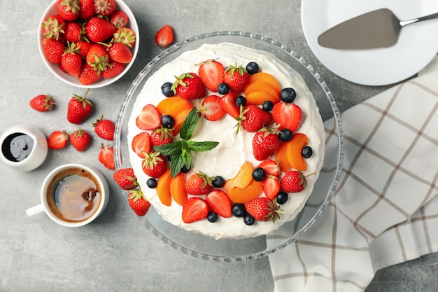 Samenstelling met heerlijke berry cream cake op grijze tafel. Lekker dessert
