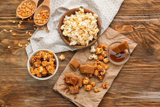 Samenstelling met heerlijke popcorn op houten