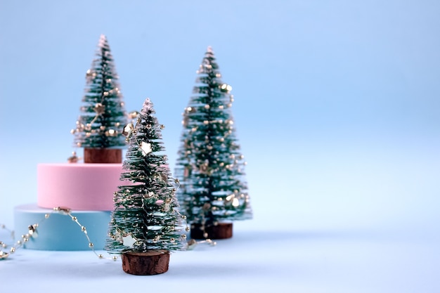 Foto samenstelling met kerstbomen versierd met sterren