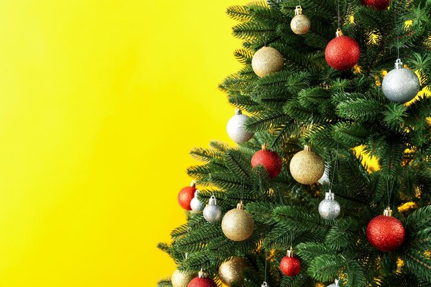 Samenstelling met kerstboom op gele achtergrond