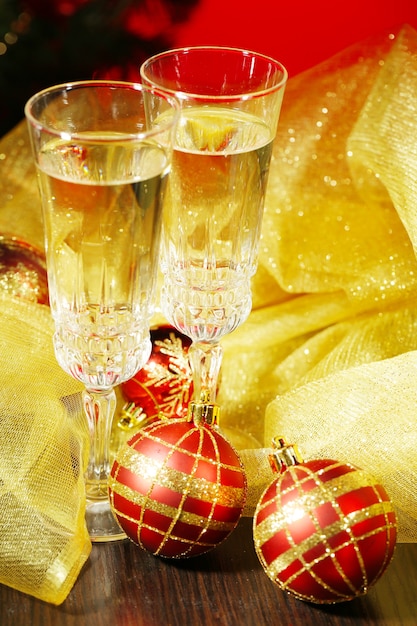 Foto samenstelling met kerstversiering en twee champagneglazen, op lichte achtergrond