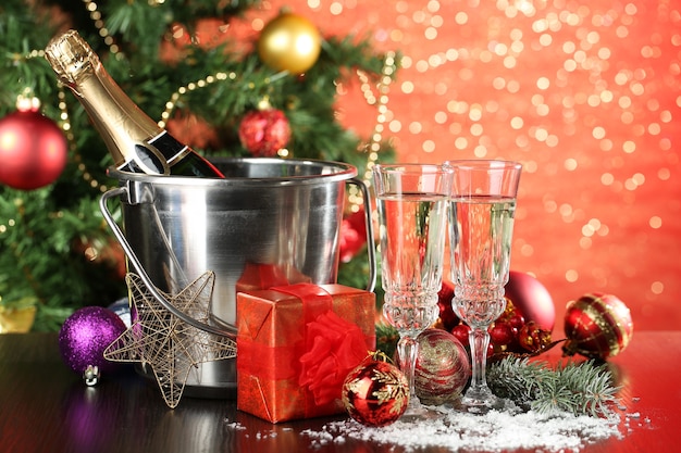 Samenstelling met kerstversiering en twee champagneglazen, op lichte achtergrond