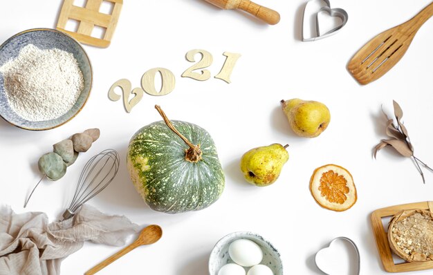 Samenstelling met kookproducten en keukenaccessoires op een witte tafel. Het concept van het koken van een feestelijke maaltijd.