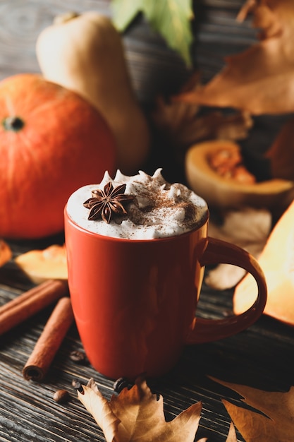 Samenstelling met kopje pompoen latte kaneel en pompoen