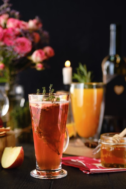 Samenstelling met kruiden en fruit warme alcoholische dranken met ingrediënten op tafel