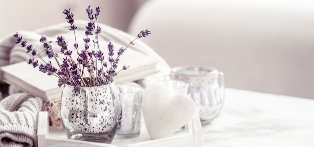 Samenstelling met lavendel in een glas