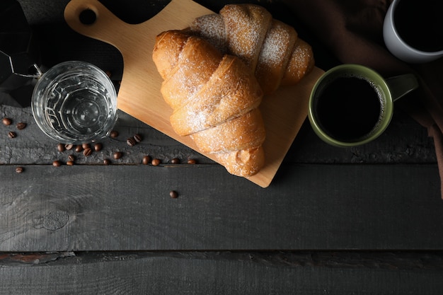 Samenstelling met lekkere croissants op houten achtergrond, bovenaanzicht