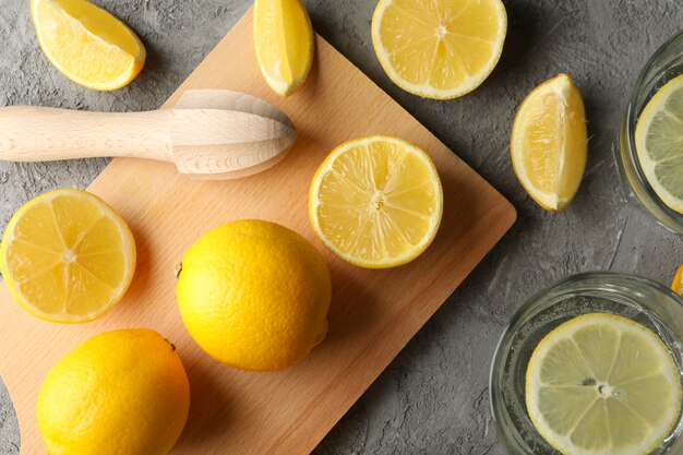 Samenstelling met limonade en citroenen op grijze tafel