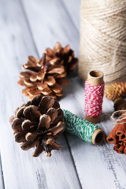 Samenstelling met natuurlijke bult, draad, pijpjes kaneel op houten