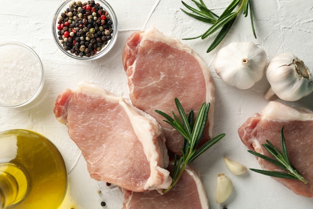 Samenstelling met rauw vlees en ingrediënten. Koken steak concept