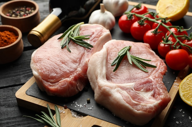 Samenstelling met rauw vlees en ingrediënten. Koken steak concept