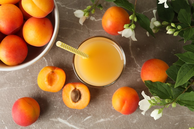 Samenstelling met smakelijke abrikozen en SAP op grijze tafel