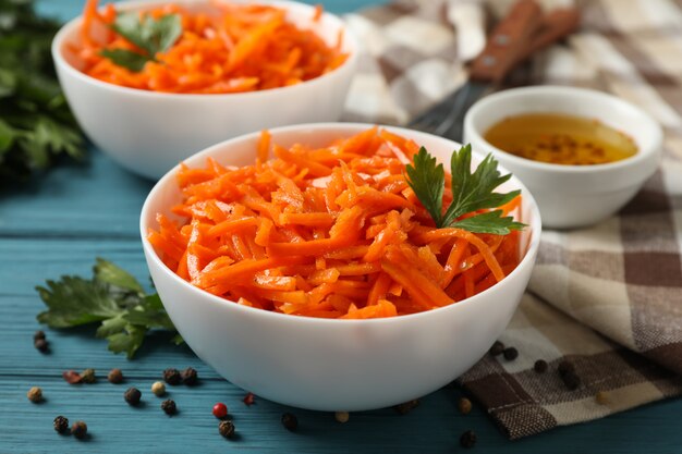 Samenstelling met smakelijke wortelsalade op houten achtergrond