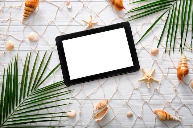 Samenstelling met tablet op houten achtergrond Zomervakantie concept