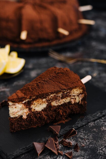 Samenstelling met tiramisu-chocoladeschijfjes op zwart bord