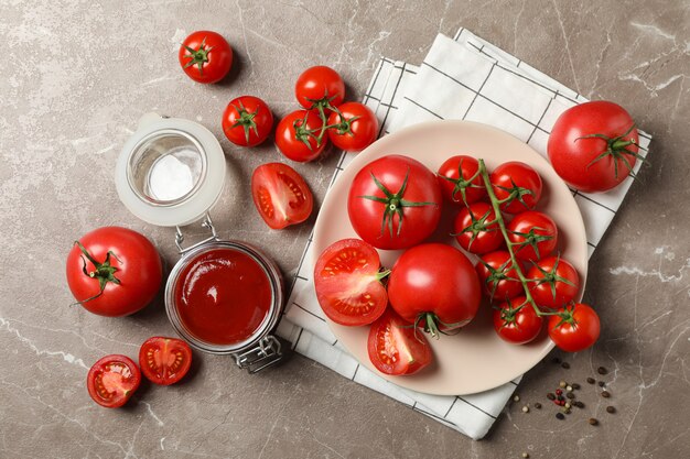 Samenstelling met tomaten op grijze achtergrond, bovenaanzicht