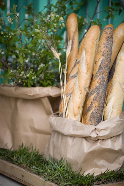 Samenstelling met vers brood Grote baguettes in kraftpapier zakken