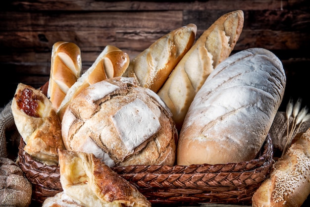 Samenstelling met verscheidenheid aan bakproducten op houten tafel