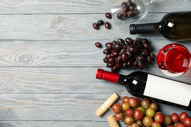 Samenstelling met wijn en druivenmost op houten achtergrond, ruimte voor tekst