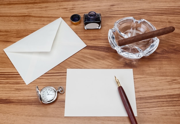 Samenstelling op tafel nog niet afgewerkt brief de envelop, sigaar en pen.