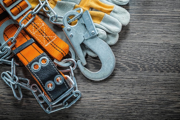 Samenstelling van beschermende handschoenen constructie lichaamsriem op houten plank