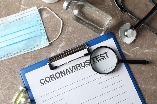 Samenstelling van beschermende middelen tegen Coronavirus op bruin, bovenaanzicht. Gezondheidszorg en medisch concept