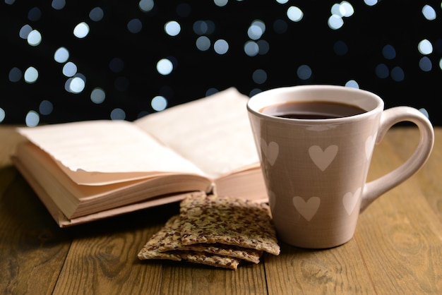 Samenstelling van boek met kopje koffie op tafel