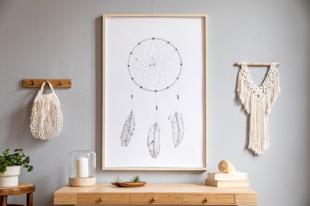 samenstelling van boho woonkamerinterieur met mock-up posterframe en accessoires