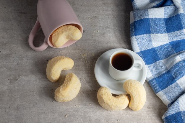 Samenstelling van Braziliaanse kaaskoekjes en koffie.