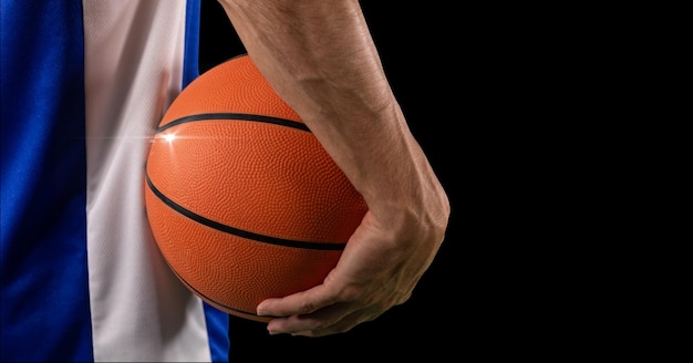 Samenstelling van buik van mannelijke basketbalspeler met bal en kopieer ruimte op zwarte achtergrond
