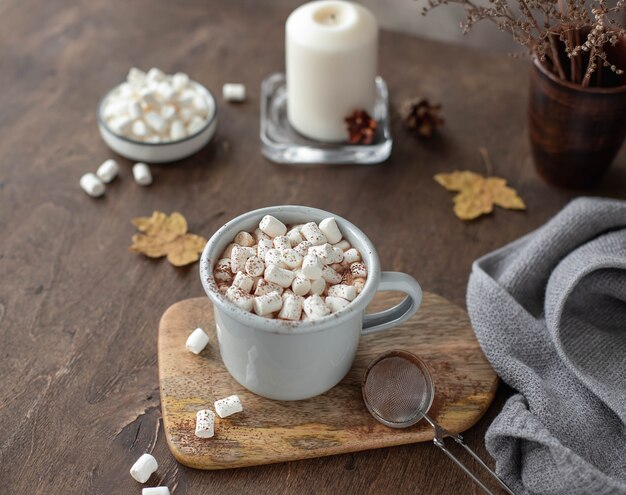 Samenstelling van cacao met marshmallows in een kop op een houten tafel. donker