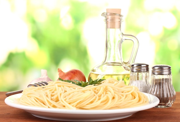 Samenstelling van de heerlijke spaghetti op groene achtergrond