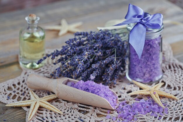 Foto samenstelling van de kuur met natuurlijk zeezout en aromatische olie op houten tafel. spa-concept.