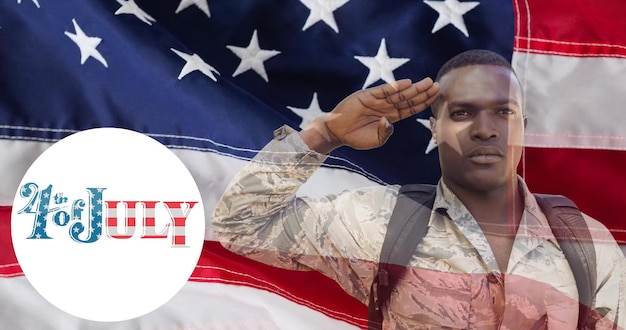 Samenstelling van de tekst van 4 juli met saluerende mannelijke soldaat over Amerikaanse vlag