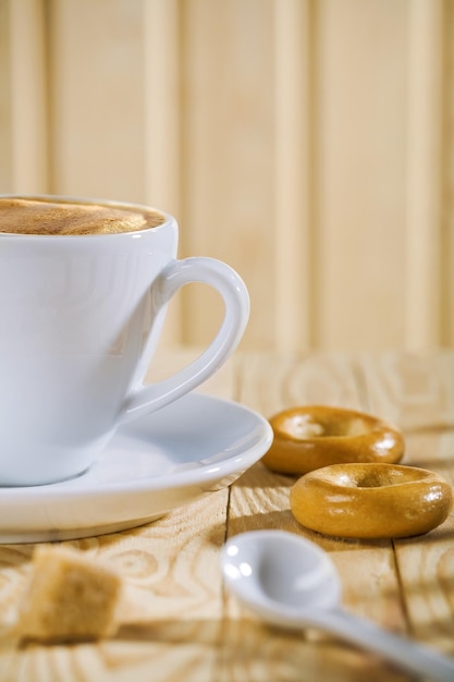 Samenstelling van de witte koffiekop met lepel en brood tor bar suiker