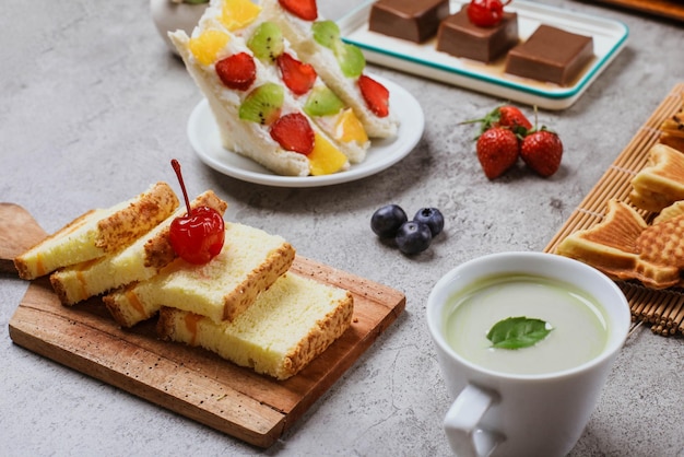 Samenstelling van diverse Japanse desserts geïsoleerd op cement background