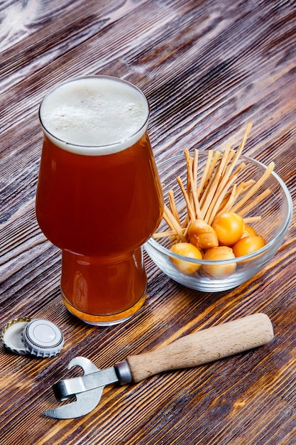 Samenstelling van een glas bier met schuim op een rustieke houten tafel