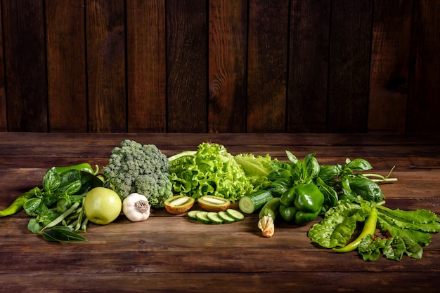Samenstelling van heldere en sappige groene groenten in de buurt van specerijen en kruiden