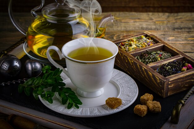 Samenstelling van hete thee en aromatische kruiden
