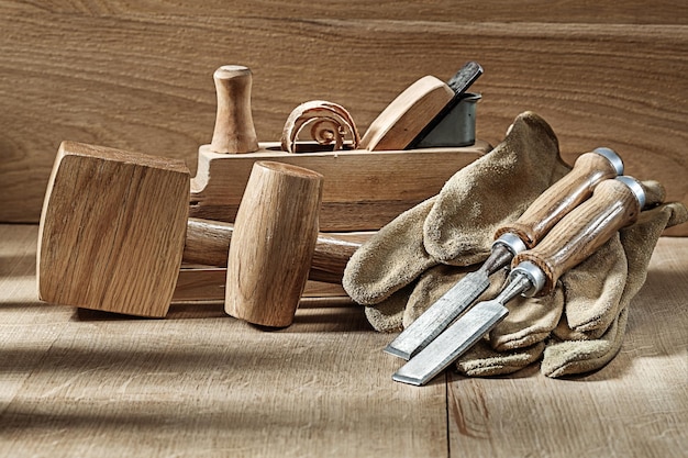 Samenstelling van houtbewerkingsgereedschap beitels handschoenen hamers en houtbewerkers vliegtuig