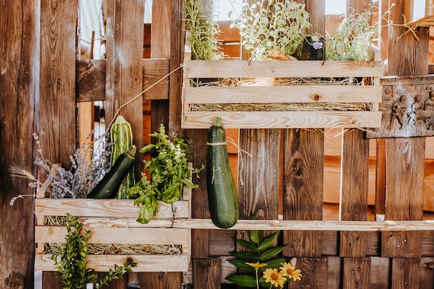 Samenstelling van houten rustieke keukentafel buiten met decor van planten, groenten. Landhuis in de zomer