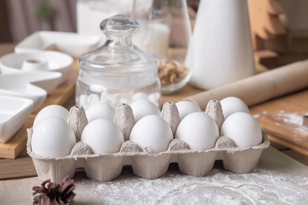 Samenstelling van ingrediënten voor een heerlijke zelfgemaakte cake op een houten tafel