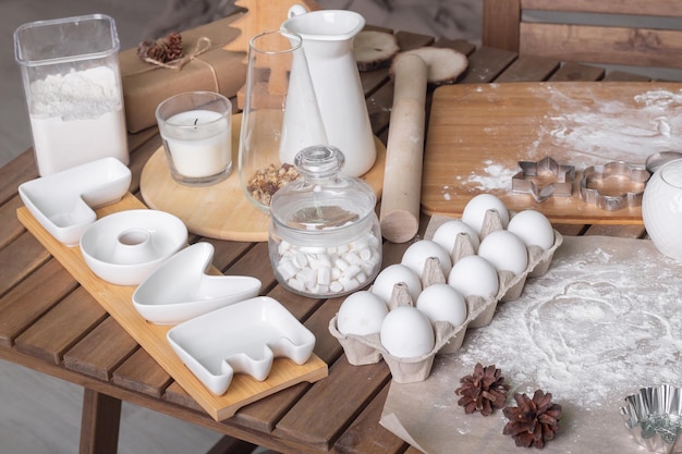 Samenstelling van ingrediënten voor een heerlijke zelfgemaakte cake op een houten tafel