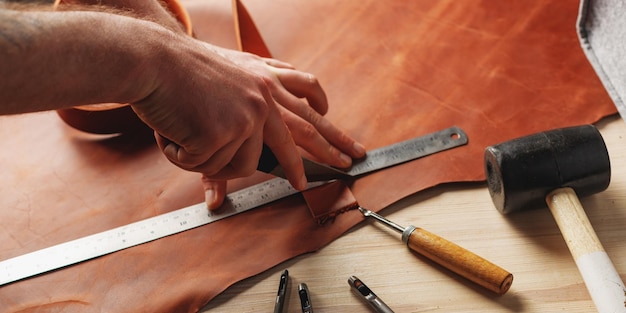 Samenstelling van isinstrumenten voor leerverwerking het productieproces van handgemaakte lederen goederen