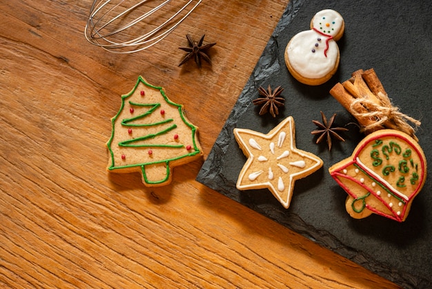 Samenstelling van kerstkoekjes op leisteen achtergrond.