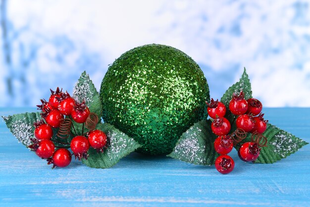 Samenstelling van kerstversiering op tafel op lichte achtergrond