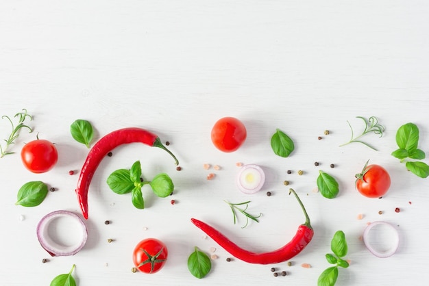 Samenstelling van kleurrijke peper zaden verse chili peper tomaten blauwe ui basilicum en rozemarijn kruid