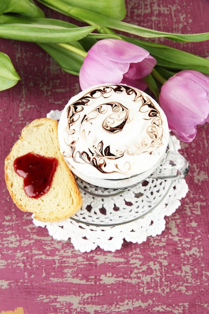 Foto samenstelling van koffie toast en tulpen op kleur achtergrond