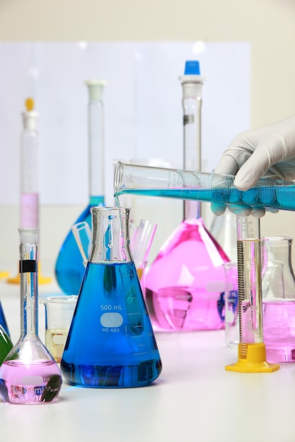 Samenstelling van laboratoriummateriaal met gekleurde vloeistoffen in realistische glazen potten chemische test op soja en maïs.